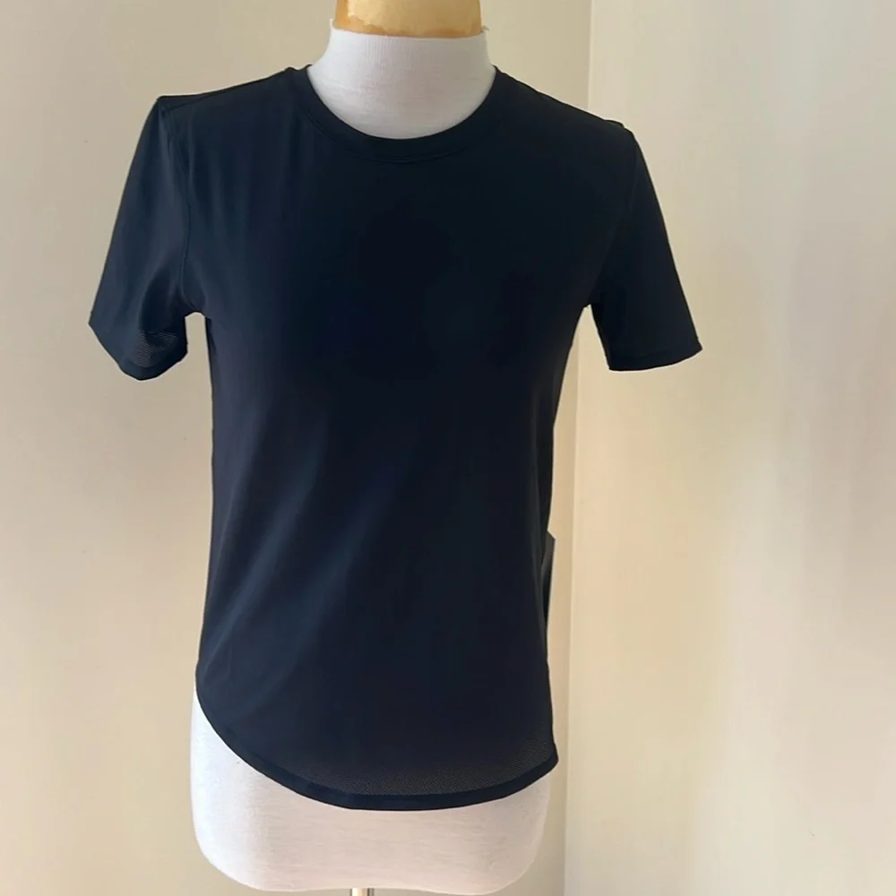 New! Lululemon SZ 4 high neck run and train tee.